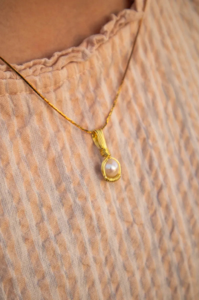 Simple Pearl Drop Necklace